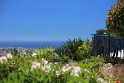 Image de Garden apartment with sea views