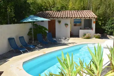 Image de Logement spacieux, piscine, terrasses, situé sur notre propriété