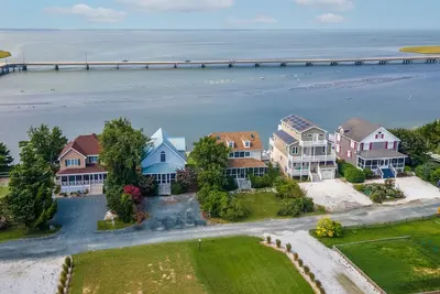 Image de Sea Glass - A Waterfront Treasure on Marsh Island!