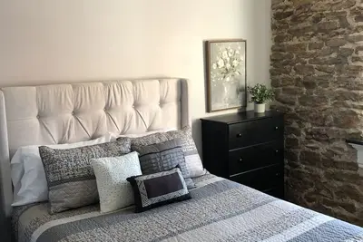 Image de The Zahn suite is on the historic square in Iola, Kansas