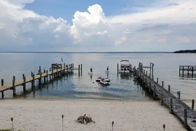 Image de Beach & River Retreat. Spectacular house with private sand beach and hot tub!