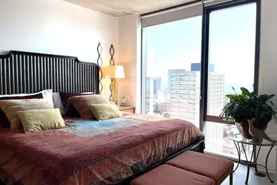 Image de Sunny Ceiling to Floor Corner Unit--Forever Views of Lake Michigan