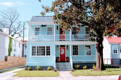 Image de Historic Charleston Blue House in downtown Charleston