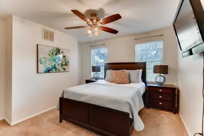Walk Score 93 + Comfy beds + Youtube Tv