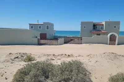 Image de Beachfront 3, 4, 5 bedroom property. Free Pets!