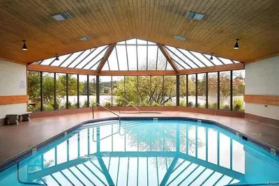 Image de Fantastic Waterfront Condo On The Gorge Waterway