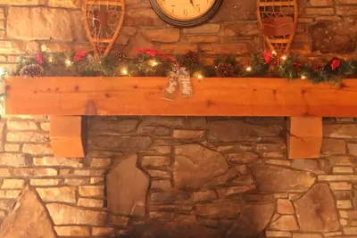 Image de Get cozy for the winter in this 3 floor, 4 bedroom rustic ski home