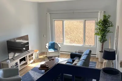 Image de 46 by the Sea, steps to private beach & heated pool, 1-mile from Main St. , ocean views, Ac, & Wi-Fi