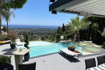 Image de cannes proche grande villa vue Mer piscine débordement