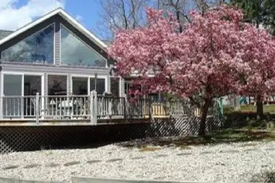 Image de The Gray Escape Steps away from Lake Margrethe