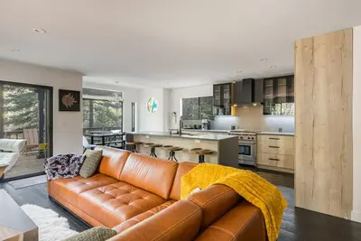 Image de Newly Remodeled! Modern Mountain House. Hot tub perched above creek. Tesla charger