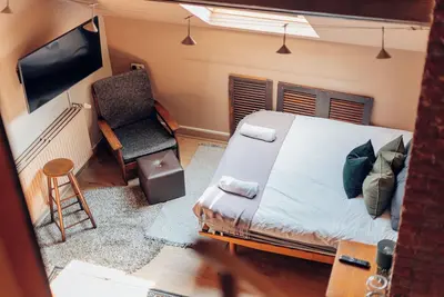 Image de 3/Comenstay. be/ Cozy Mezzanine Bedroom Duplex-Bathtub+Boardgames @ City Center!