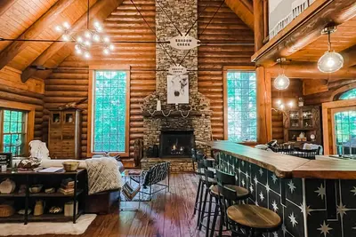 Image de Cashiers Creek Front True Log 4, 300 sqft Mountain Lodge, Ev Charger + FiberOptic