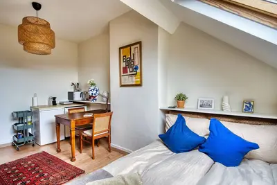 Image de 4/Comenstay. be/ Cozy 25m2 Studio under the Roof 2minutes walk from Gare du Midi!