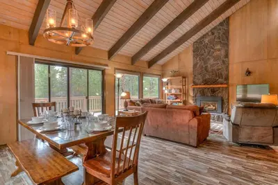 Image de Rustic family cabin games bikes ac shuffleboard fo