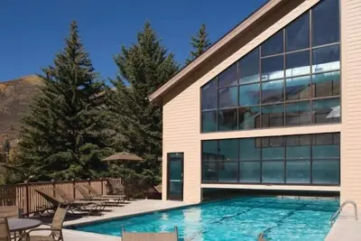 Image de Condo isolé 1 chambre avec vues sur la montagne au bord du ruisseau à Vail