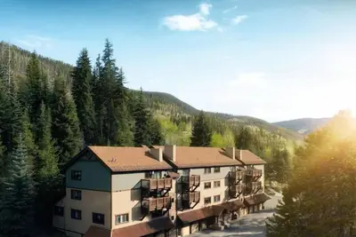 Image de Condo vibrant 1 chambre avec salle de sport et piscine au bord du ruisseau à Vail