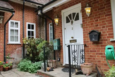 Image de Charming cottage - private road 2br 2. 5Bth + garden