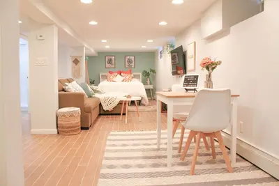 Image de 7 Min to Train- New Modern Lower-Level Studio-20 Min to Manhattan