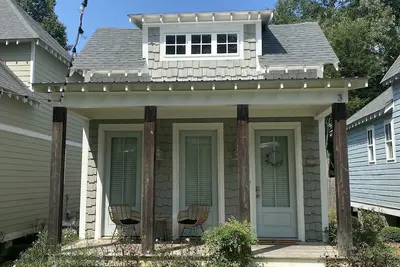 Image de The Tree House, A Downtown Auburn Cottage In A Quaint Setting!
