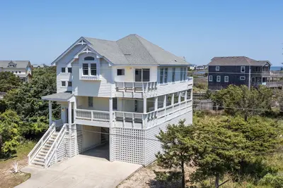 Image de Beautiful House with Hot Tub, One Minute walk to beach