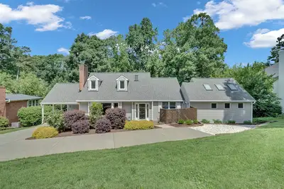 Image de North Hills Home 4 Br/2 Ba with attached studio