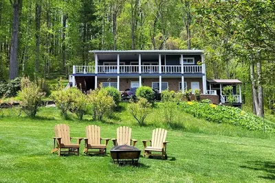 Image de Black Bear House on Blueberries Hill