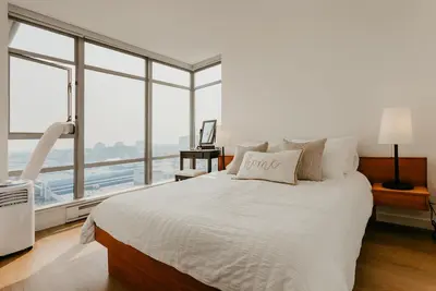 Image de ☆Evergreen Loft☆ Designer Apt in Central Richmond