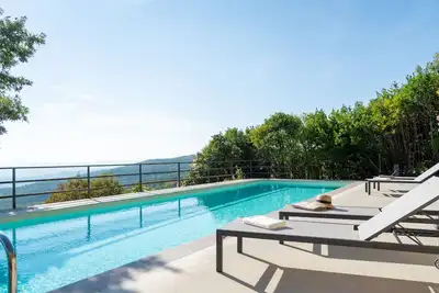 Image de Overlooking Trasimeno lake. Between Umbria and Tuscany. Heatable pool