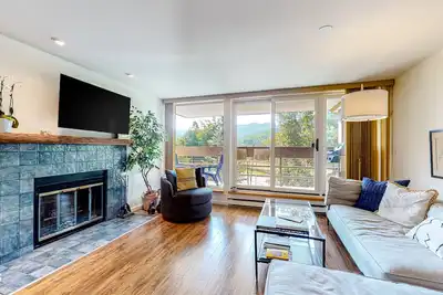 Image de Gorgeous two-level home close to Cascade Village Lift 20 with pool & hot tub