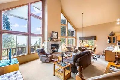 Image de Dog-friendly mountain retreat near skiing with lake view, hot tub, & balcony