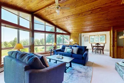 Image de Newly Renovated Coastal Home with Spectacular Ocean views