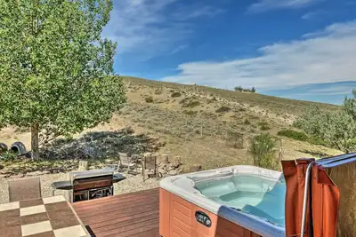 Image de Exquisite Log Home with Lander Valley Views!