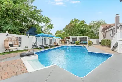 Image de Chic & Elegant Retreat With Pool And Free Parking Sleeps 16 Guests