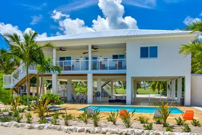 Image de P98 - 75 feet of dock 4 bed, 4 bath home with dockage and private pool