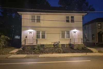 Image de Campus Crest A (Cozy 2 bdrm Near Campus Townhouse)