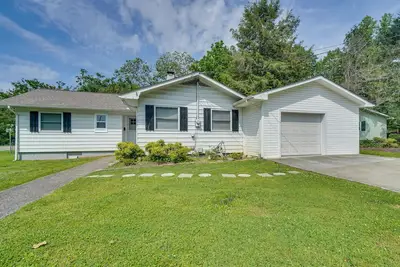 Image de Oak Ridge Retreat w/ Porch < 1 Mi to Downtown