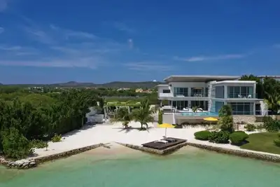 Image de Newly Expanded! Lavish & Exclusive Beachfront Mansion.