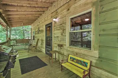 Image de ‘The Bird Sanctuary’ Fire Pit, Gas Grill & Hammock