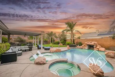 Image de Svs: 4 Bedroom Henderson Home with Movie Theater & Pool