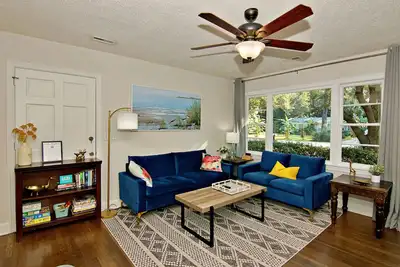Image de Cozy tropical oasis 10 minutes from beach and downtown Charleston