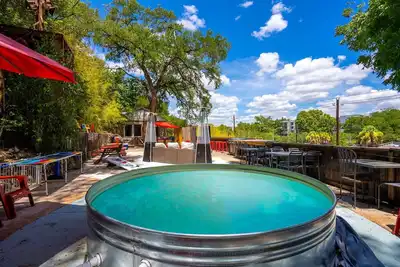 Image de 《Best Austin Location ❤Huge Patio w Heated Cowboy Pool & 65\" Tv❤ Skyline Views》