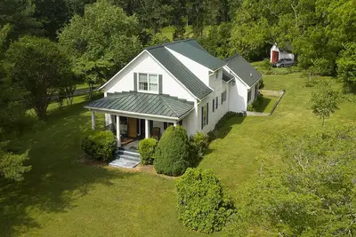 Image de 1924 Original 3+ Br Farmhouse overlooking Possum Trot Creek!