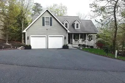 Image de New listing! \"On the Rocks\"-Luxury mountain home - Center of Massanutten resort.