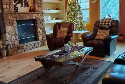 Image de Gorgeous, spacious, custom home, views, large fenced yard. Fast fiber internet! \n