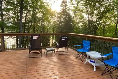 Image de Unique feature cottage, forest, trail, lake & more. . .