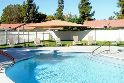 Image de Bright & Sunny Condo with Pool & Amenities