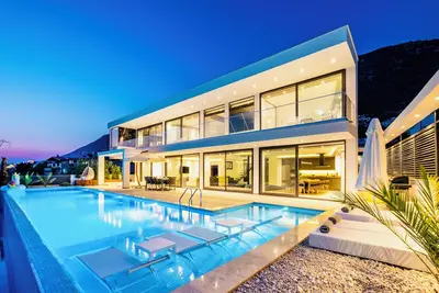 ⭐ \"Cliffside Luxury Villa with 180° panoramic sea view & infinity pool\"