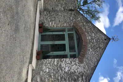 Image de Coach House in countryside courtyard