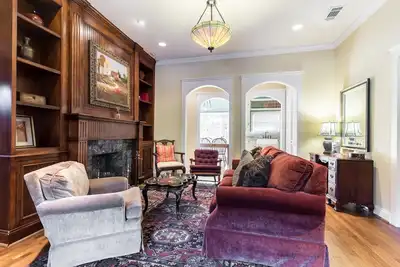 Image de It's Our Location. . . Easy to get to many Dallas Destinations